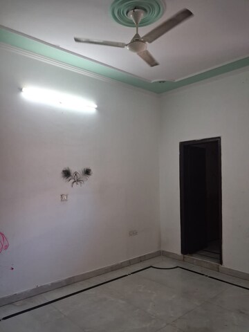 Room in 3 BHK Builder Floor at Sector 28 – for Rent