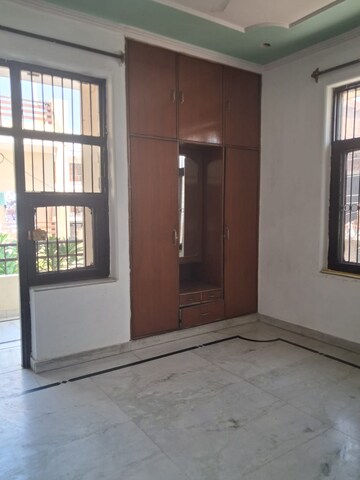 Room in 3 BHK Builder Floor at Sector 28 – for Rent