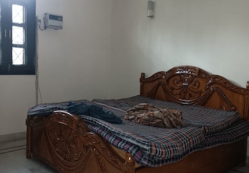Bedroom in 4 BHK Apartment at Bancourt Apartment, Sector 43 – for Rent