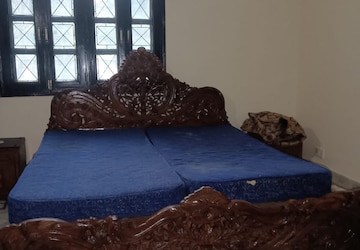 Bedroom in 4 BHK Apartment at Bancourt Apartment, Sector 43 – for Rent