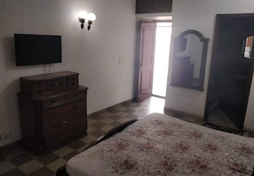 Room in 2 BHK Builder Floor at Green Park Extension – for Rent