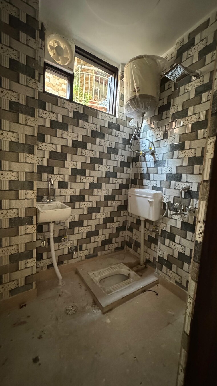 Bathroom, risland-sky-mansion 2 Bedroom 900 Sq.Ft. Builder Floor In Chattarpur Delhi 9345966