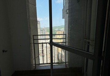 Room in 2 BHK Apartment at JP Decks, Goregaon East – for Rent