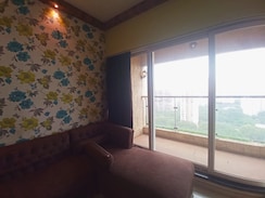 2 BHK + Servant Room Apartment For Sale in Rustomjee Urbania