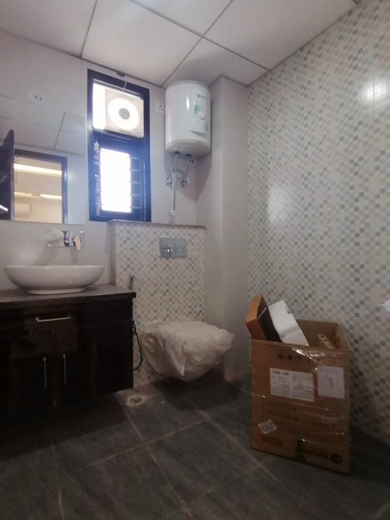 Bathroom, sector 46 1.5 Bedroom 900 Sq.Ft. Builder Floor In Sector 46 Gurgaon 9346031