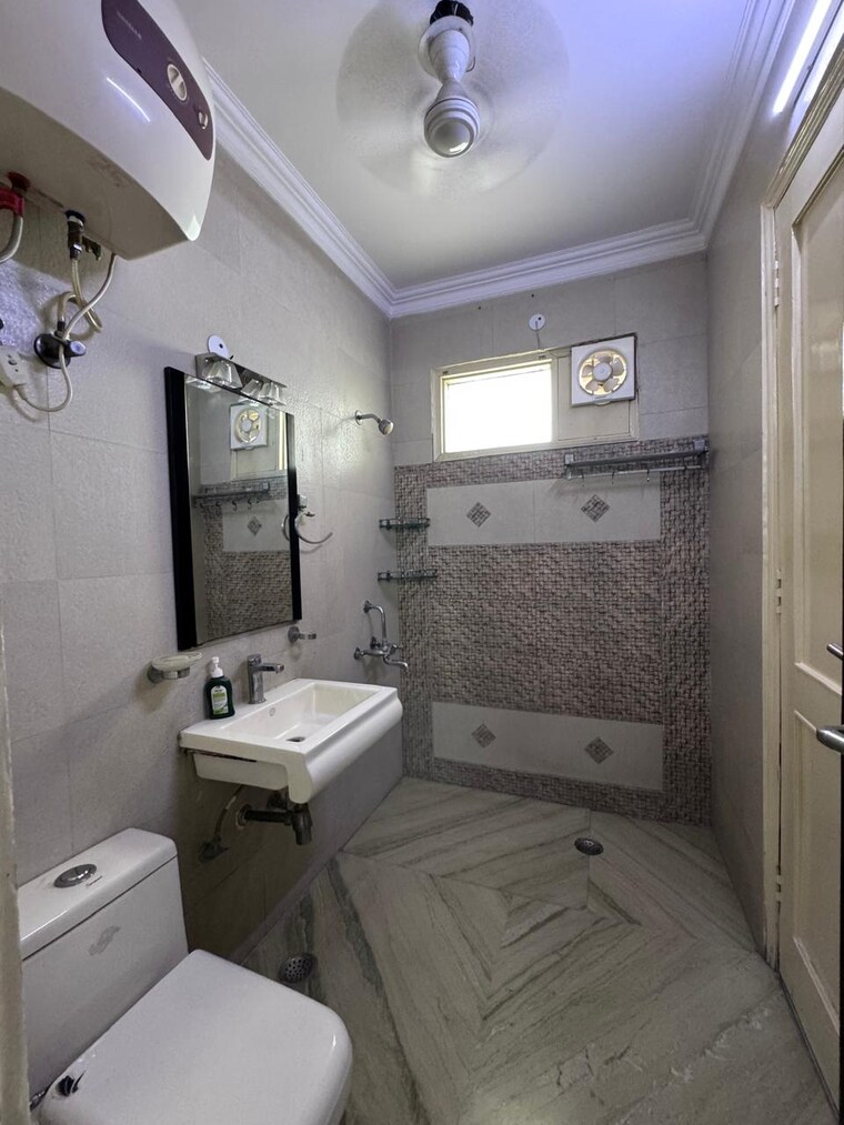 Bathroom, vikas puri 2 Bedroom 84 Sq.Yd. Builder Floor In Vikas Puri Delhi 9346010