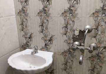 Bathroom in 2 BHK Builder Floor at Mahmoorganj – for Sale