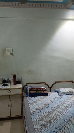 Room in 2 BHK Apartment at Borivali East – for Rent