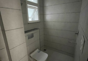 Bathroom in 1.5 BHK Builder Floor at Sector 46 – for Rent