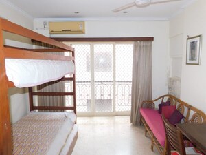 Room in 3 BHK Apartment at Bandra West – for Rent