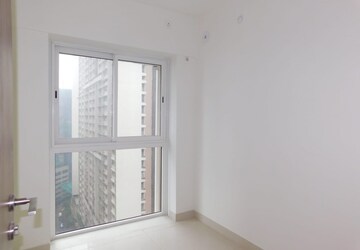 Room in 2 BHK Apartment at Shapoorji Pallonji Siennaa, Kandivali East – for Sale