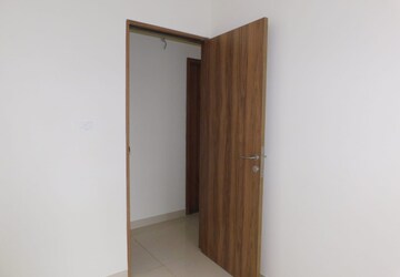 Room in 2 BHK Apartment at Shapoorji Pallonji Siennaa, Kandivali East – for Sale