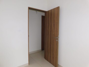 Room in 1.5 BHK Apartment at SD Siennaa Wing C, Kandivali East – for Sale