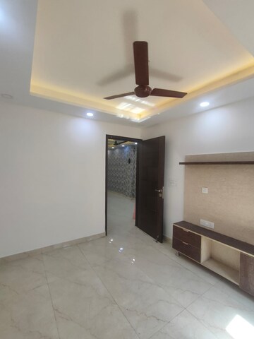 Room in 2.5 BHK Apartment at Jahaz Apartments, Paschim Vihar – for Rent