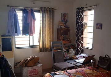 Room in 3 BHK Apartment at Bakeri Swara, Makarpura – for Rent