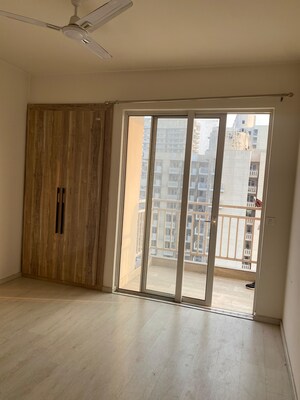 Room in 4 BHK Apartment at M3M Flora 68, Sector 68 – for Rent