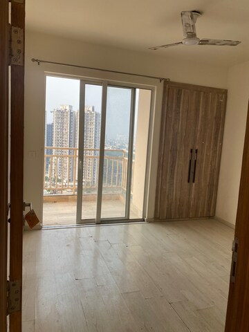 Room in 4 BHK Apartment at M3M Flora 68, Sector 68 – for Rent