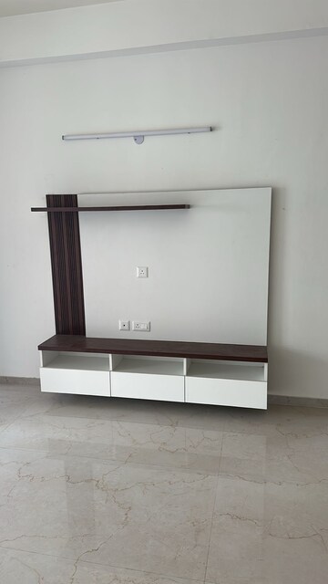 Room in 3 BHK Apartment at Smart World Orchard, Sector 61 – for Rent
