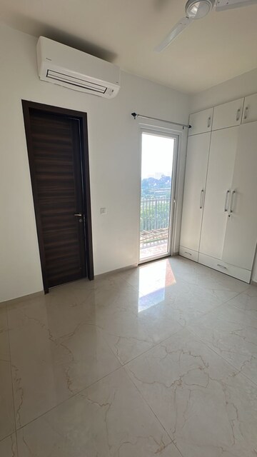 Room in 3 BHK Apartment at Smart World Orchard, Sector 61 – for Rent