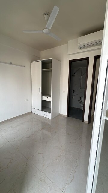 Room in 3 BHK Apartment at Smart World Orchard, Sector 61 – for Rent