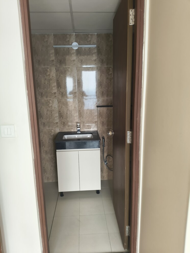 Bathroom, shapoorji-pallonji-joyville-phase-2 2 Bedroom 915 Sq.Ft. Apartment In Sector 102 Gurgaon 9346774