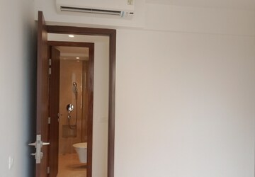 Room in 2 BHK Apartment at Hiranandani Highland, Powai – for Rent