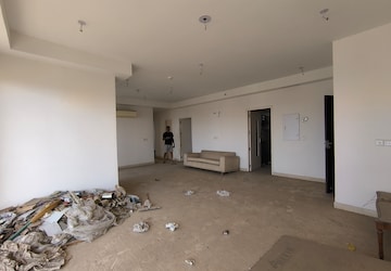 Room in 4 BHK Apartment at Conscient Heritage Max, Sector 102 – for Rent