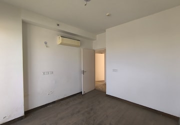 Room in 4 BHK Apartment at Conscient Heritage Max, Sector 102 – for Rent