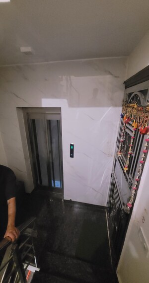 Lift in 3 BHK Builder Floor at Vivek Vihar Phase 1 – for Sale