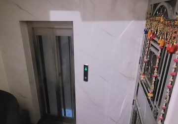 Lift in 3 BHK Builder Floor at Vivek Vihar Phase 1 – for Sale