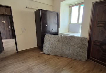 Room in 3.5 BHK Apartment at OCS Apartments, Mayur Vihar 1 – for Rent