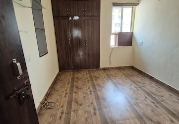Room in 3.5 BHK Apartment at OCS Apartments, Mayur Vihar 1 – for Rent