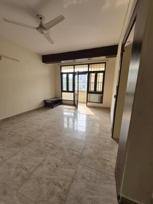 Room in 3.5 BHK Apartment at OCS Apartments, Mayur Vihar 1 – for Rent