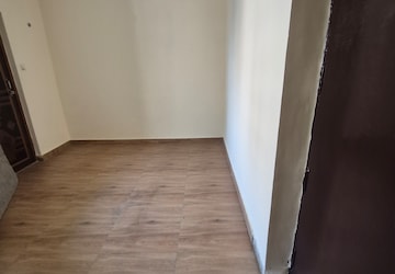 Room in 3.5 BHK Apartment at OCS Apartments, Mayur Vihar 1 – for Rent