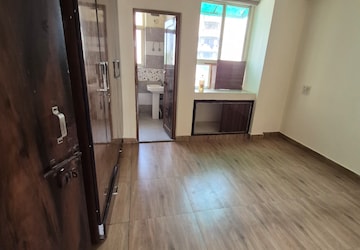 Room in 3.5 BHK Apartment at OCS Apartments, Mayur Vihar 1 – for Rent