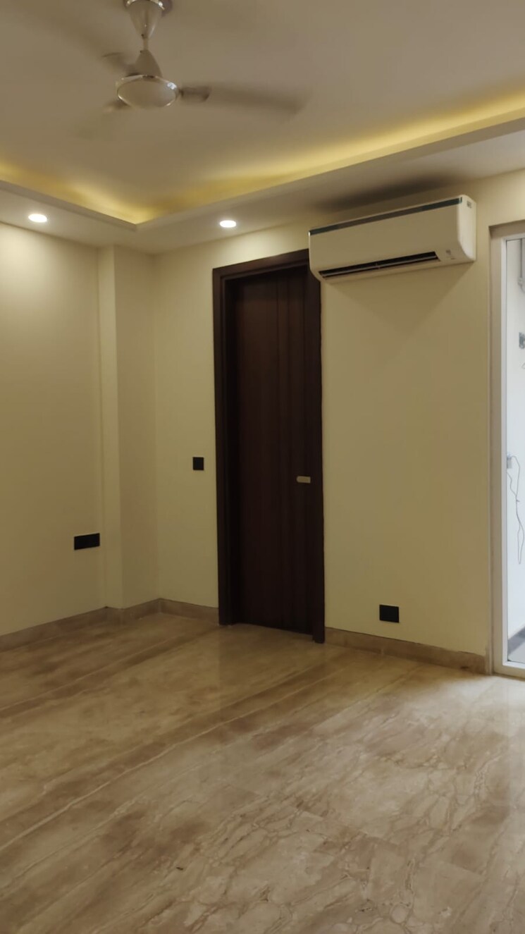 Room, east of kailash 3 Bedroom 1800 Sq.Ft. Builder Floor In East Of Kailash Delhi 9347016