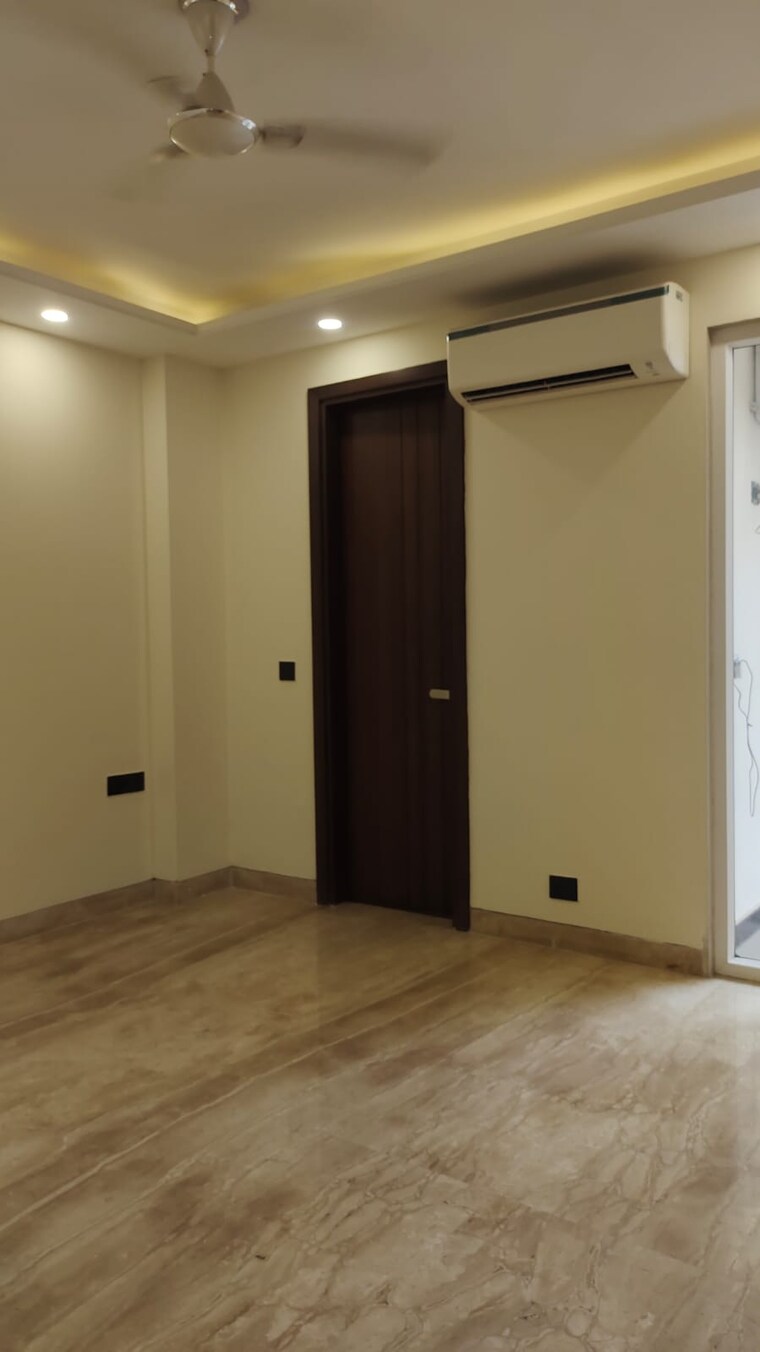 Room, east of kailash 3 Bedroom 1800 Sq.Ft. Builder Floor In East Of Kailash Delhi 9347016