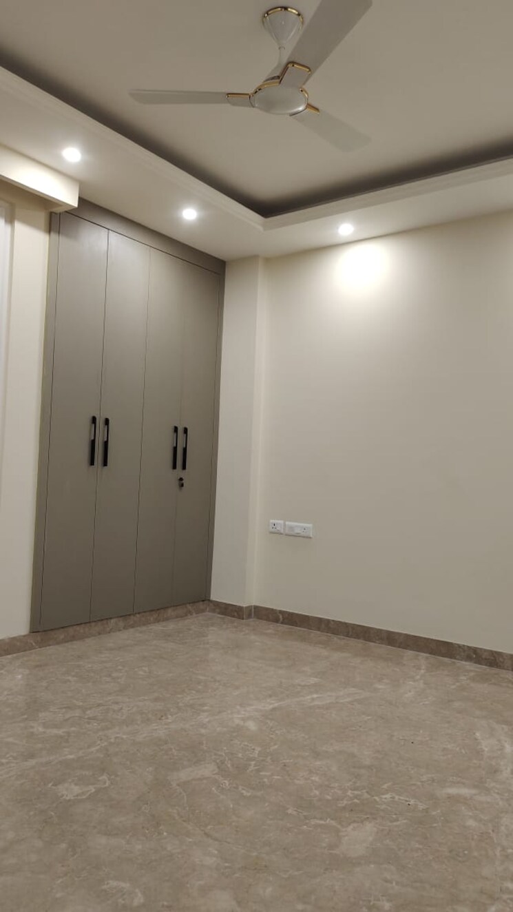 Room, east of kailash 3 Bedroom 1800 Sq.Ft. Builder Floor In East Of Kailash Delhi 9347016