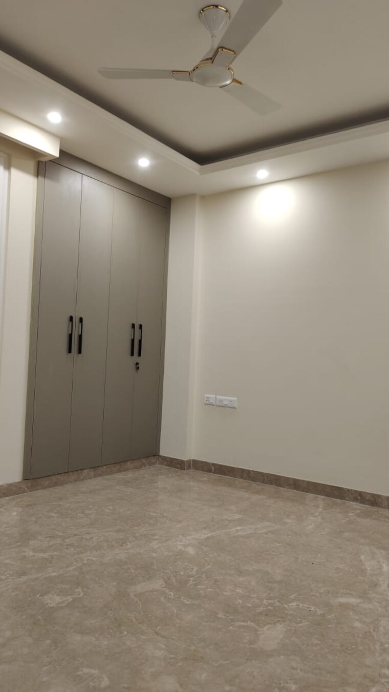 Room, east of kailash 3 Bedroom 1800 Sq.Ft. Builder Floor In East Of Kailash Delhi 9347016