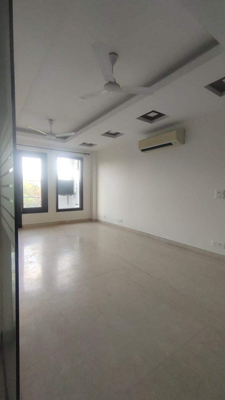 Room, greater kailash i 3 Bedroom 1900 Sq.Ft. Builder Floor In Greater Kailash I Delhi 9347030