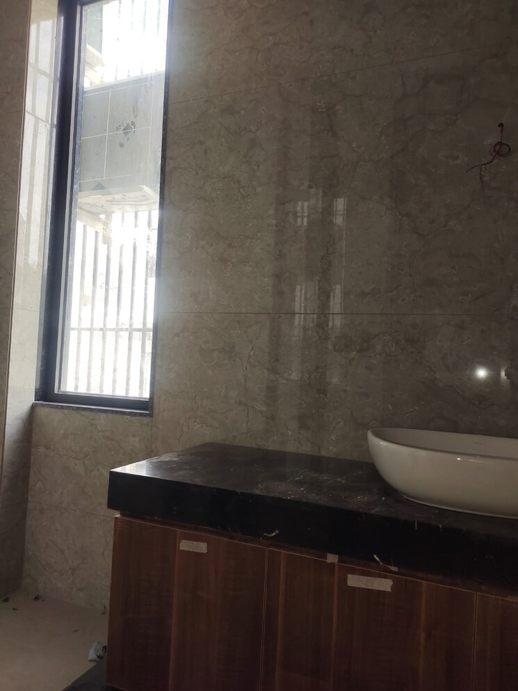 Bathroom, chittaranjan park 3 Bedroom 2250 Sq.Ft. Builder Floor In Chittaranjan Park Delhi 9347037