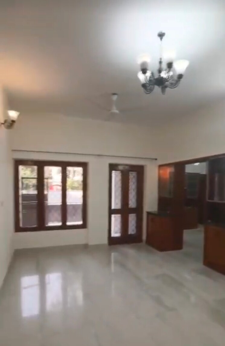 Room, chittaranjan park 3 Bedroom 1800 Sq.Ft. Builder Floor In Chittaranjan Park Delhi 9347093