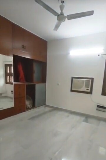 Room in 3 BHK Builder Floor at Chittaranjan Park – for Rent