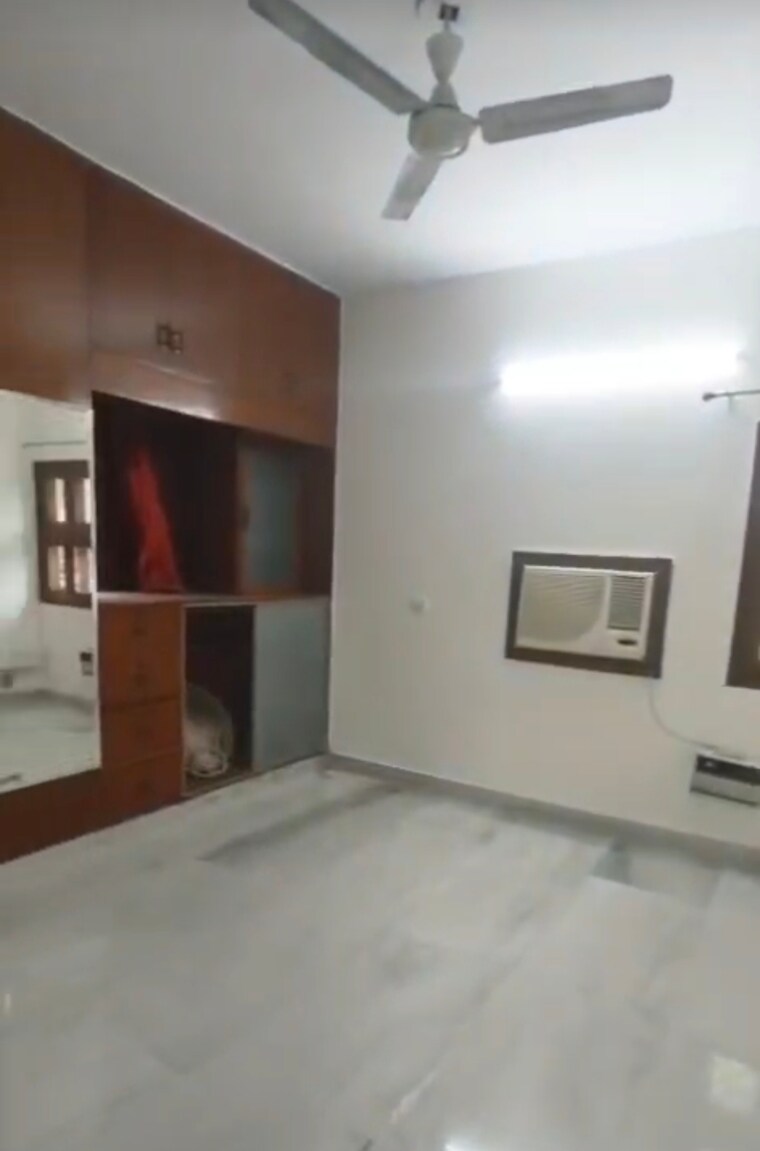 Room, chittaranjan park 3 Bedroom 1800 Sq.Ft. Builder Floor In Chittaranjan Park Delhi 9347093