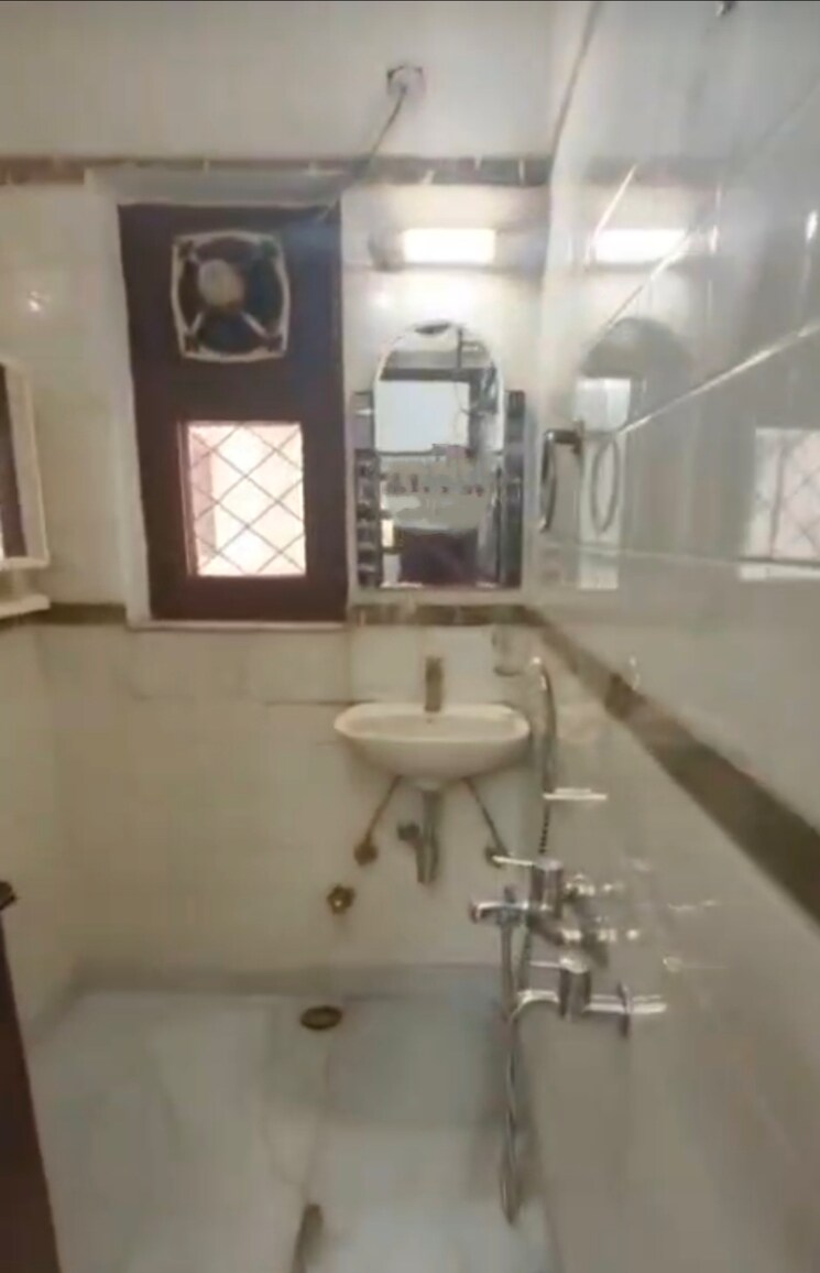 Kitchen, chittaranjan park 3 Bedroom 1800 Sq.Ft. Builder Floor In Chittaranjan Park Delhi 9347093