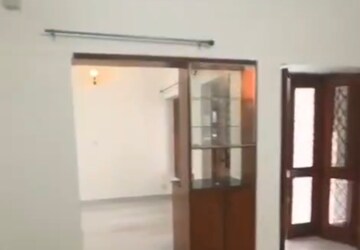 Room in 3 BHK Builder Floor at Chittaranjan Park – for Rent