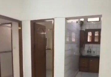 Room in 3 BHK Builder Floor at Chittaranjan Park – for Rent