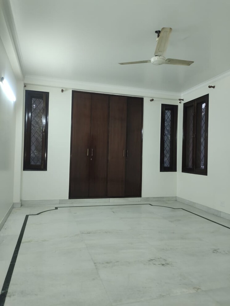 Room, greater kailash i 4 Bedroom 2700 Sq.Ft. Builder Floor In Greater Kailash I Delhi 9347106