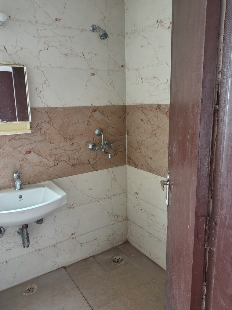 Bathroom, amrapali-riverview 3 Bedroom 1145 Sq.Ft. Apartment In Amrapali Leisure Valley Greater Noida 9347120
