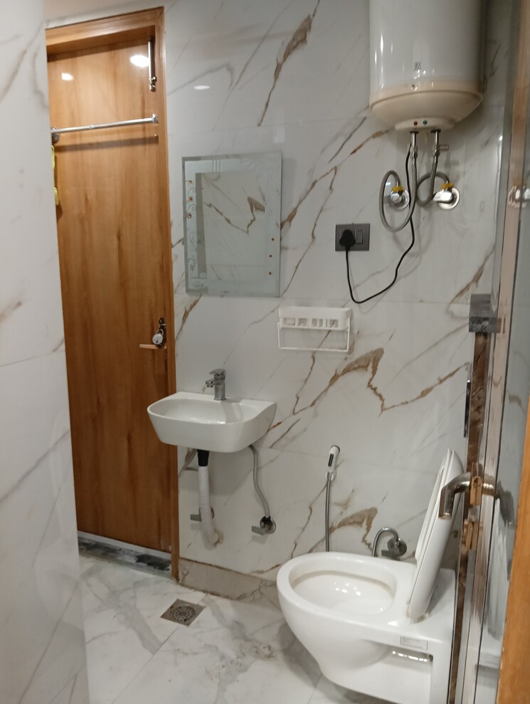 Bathroom, kalkaji 1 Bedroom 450 Sq.Ft. Builder Floor In Kalkaji Delhi 9347219